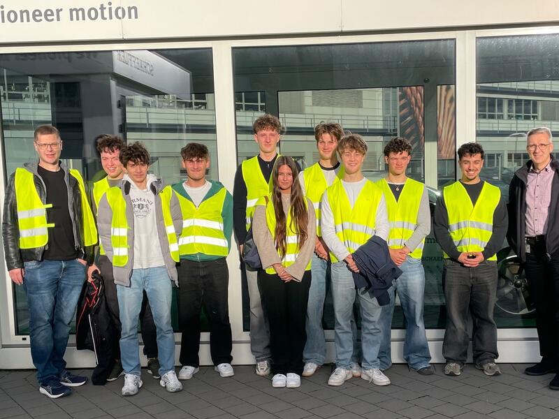 Der NwT-Kurs der Kursstufe 2 des MLG Baden-Baden mit Herrn Renfer (rechts) vor dem Werkseingang der Firma Schaeffler in Bühl.