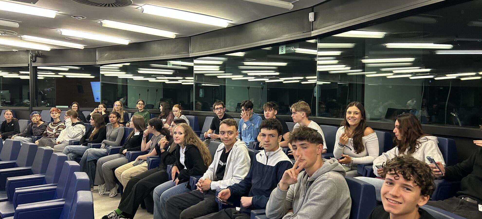 Schülerinnen und Schüler in einem Fraktionssaal des EU-Parlaments in Straßburg