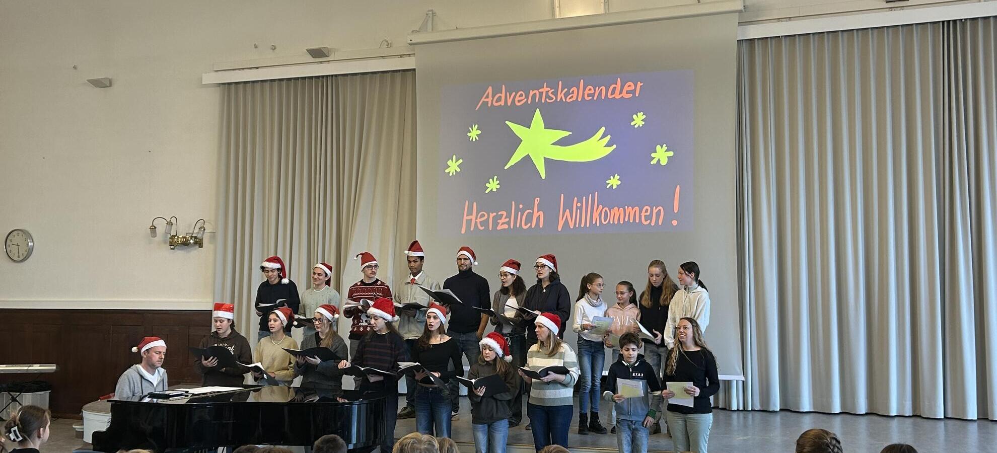 Schüler und Lehrer Chor unter der Leitung von Tibor Stettin