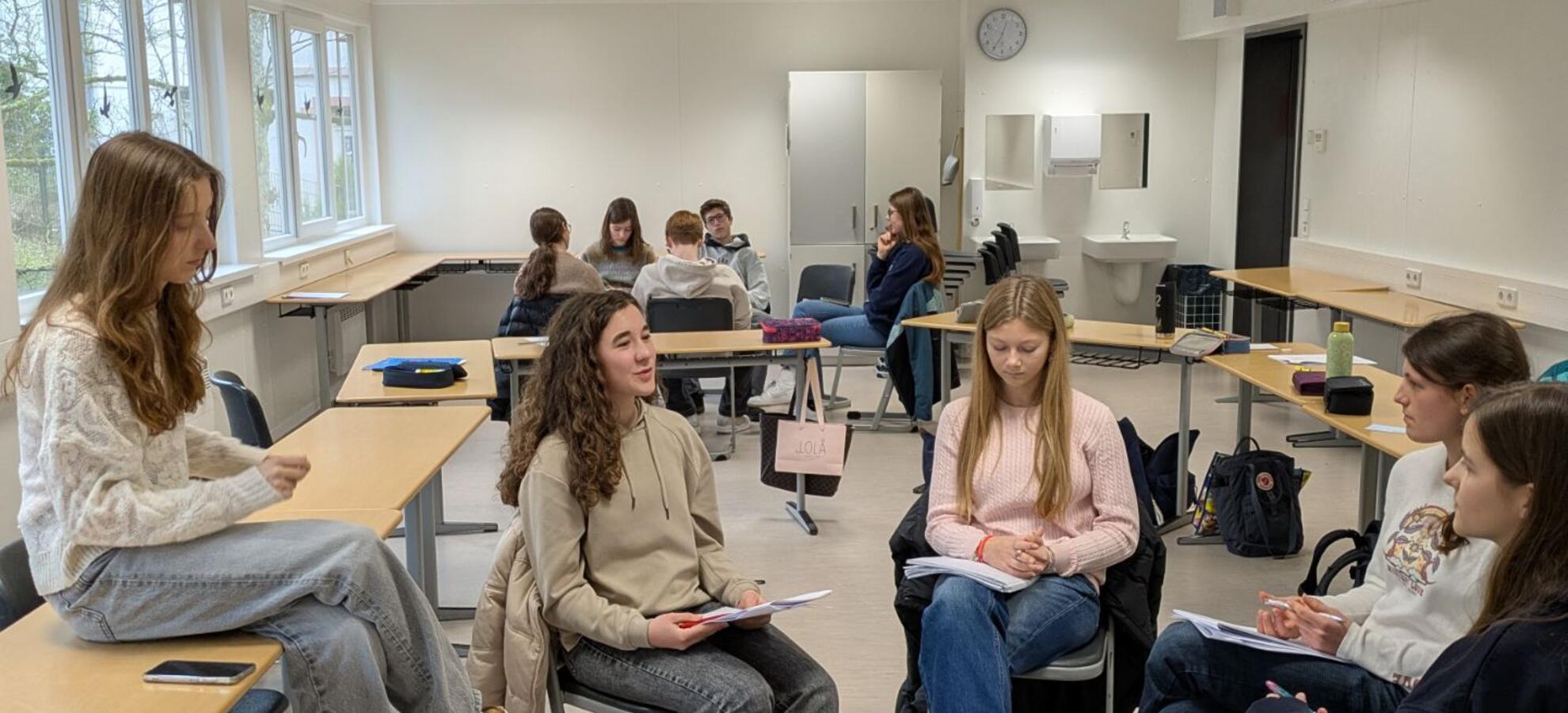 Debattierende Schülerinnen und Schüler